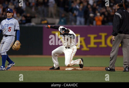 San Francisco Giants sinistra fielder Barry Bonds ottiene il suo cinquecentesimo carriera base rubati in undicesimo inning al Pac Bell Park a San Francisco, California Lunedì 23 Giugno, 2003. (EDDIE LEDESMA/volte) Foto Stock