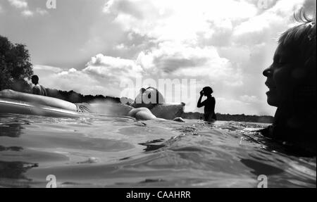 Jul 07, 2003; Cedar Lake, MN, Stati Uniti d'America; LAURA KEISER e 5-anno-vecchio NICO KEISER rinfrescarvi all'Hidden spiaggia sul Lago di cedro. Foto Stock