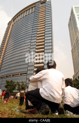 JAKARTA, Indonesia agosto 5, 2003: dietro il JW Marriott Hotel, hotel due cuochi si riuniscono per dolore e lutto circa un ora dopo l'esplosione. Un auto bomba si trova di fronte alla lobby di Giacarta che JW Marriott hotel ucciso 13 persone e il ferimento di 149. I danni da esplosione la sua lobby, ristorante e ne Foto Stock