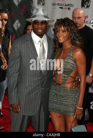 Rapper 50 Cent & VIVICA FOX @ gli arrivi per il 2003 MTV Video Music Awards tenutosi @ Radio City Music Hall. Foto Stock