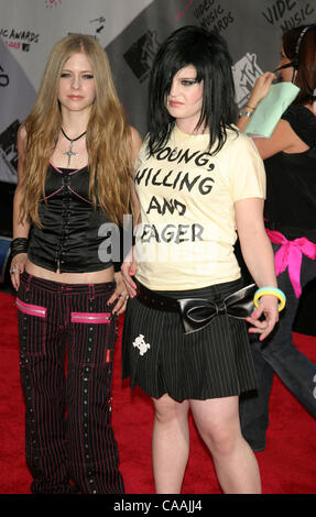 Cantanti AVRIL LAVIGNE & Kelly Osbourne @ gli arrivi per il 2003 MTV Video Music Awards tenutosi @ Radio City Music Hall. Foto Stock