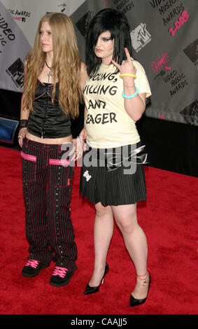 Cantanti AVRIL LAVIGNE & Kelly Osbourne @ gli arrivi per il 2003 MTV Video Music Awards tenutosi @ Radio City Music Hall. Foto Stock