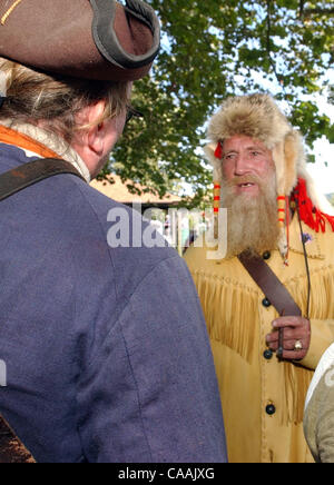 Sep 06, 2003 - Covington, Kentucky, Stati Uniti d'America - Pioneer giorni celebrato " La Pioneer sapone politico Box' a Pioneer Park su KY 17. BAILEY PETTY di Walton KY, costume come Simon Kenton, colloqui con WAYNE MILTON, di Erlanger, che è vestito come Kentucky pioneer William Poage, completa con un 1700 tri-corner Foto Stock