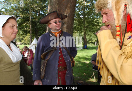 Sep 06, 2003 - Covington, Kentucky, Stati Uniti d'America - Pioneer giorni celebrata 'politico Pioneer Soap Box' a Pioneer Park su KY 17. Qui BAILEY PETTY (destro) , di Walton KY, costume come explorer Simon Kenton, colloqui con WAYNE MILTON, (centro) e sua moglie Kathy (sinistra) entrambi di Erlanger, coloro che sono vestiti come Kent Foto Stock