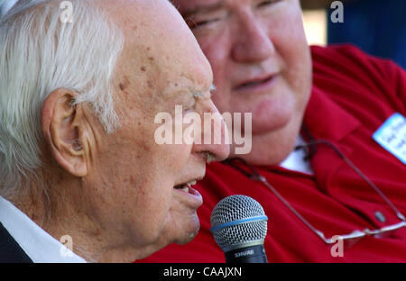 Sep 06, 2003 - Covington, Kentucky, Stati Uniti d'America - Pioneer giorni celebrata 'politico Pioneer Soap Box' a Pioneer Park su KY 17. Speeking alla folla (forgound) è di 100 anni, il Dott. Thomas Clark, che è stata fatturata come 'Mr. La storia del Kentucky', da ospite della manifestazione JOHN STEPHENSON (sfondo). (Credito Immagine: © Foto Stock