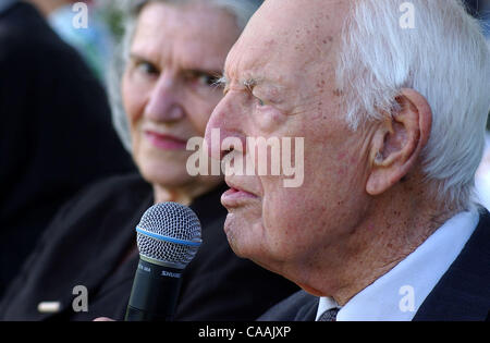 Sep 06, 2003 - Covington, Kentucky, Stati Uniti d'America - Pioneer giorni celebrata 'politico Pioneer Soap Box' a Pioneer Park su KY 17. Speeking alla folla (forgound) è di 100 anni, il Dott. Thomas Clark, che è stata fatturata come 'Mr. La storia del Kentucky', da ospite della manifestazione John Stephenson come Clarks moglie Loretta ascolta Foto Stock