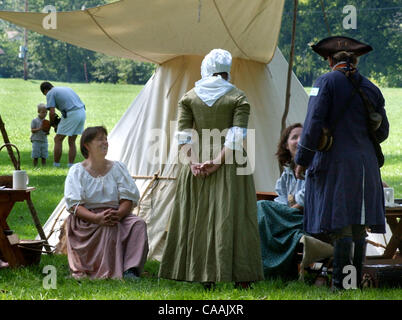 Sep 06, 2003 - Covington, Kentucky, Stati Uniti d'America - Pioneer giorni celebrata 'politico Pioneer Soap Box' a Pioneer Park su KY 17. Visitatori in costume chat con TAMORA RADEMARCHER (centro) , che è presidente di Ole' Caintuckee primitive, una rievocazione storica azienda, durante i festeggiamenti. (Cred Foto Stock