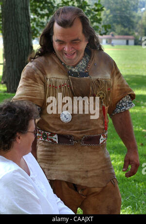 Sep 06, 2003 - Covington, Kentucky, Stati Uniti d'America - Pioneer giorni celebrata 'politico Pioneer Soap Box' a Pioneer Park su KY 17. 'Storia Teller' Chief Littlefoot, ROBERT MERLAND dell Unione KY, barzellette con Sharon DALY. (Credito Immagine: © Ken Stewart/ZUMA Press) Foto Stock