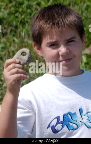 Sep 06, 2003 - Covington, Kentucky, Stati Uniti d'America - ZACH GRIFFIN ,12, di Erlanger, KY mostra off il 'pulito' rock ha trovato sul bordo della Banklick Creek vicino Pioneer Park. Zach è stato durante una gita con il nonno Emerson Moscoe, di Hebron KY. (Credito Immagine: © Ken Stewart/ZUMA Press) Foto Stock