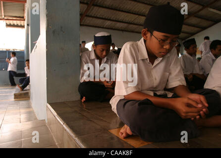 SOLO, Giava centrale, Indonesia Martedì, Settembre 16, 2003 studenti pregano presso la moschea di Ngruki Islamic Boarding School in assolo. Foto di Dimas Ardian/JiwaFoto Foto Stock