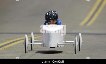 (Pubblicato il 6/27/2004:1,2,3; UTS1816214) Joanna Munoz tenta di spremere ogni bit di velocità nel suo racer come ella velocità verso il basso 25th Street in Sherman altezze durante l'All-American Soap Box Derby. Earnie Grafton/UT Foto Stock