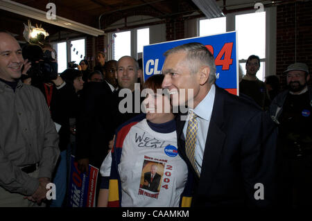 Oct 25, 2003; Concord, NH, Stati Uniti d'America; il generale Wesley Clark con i sostenitori al suo 2004 campagna presidenziale sede a Concord, New Hampshire. Foto Stock