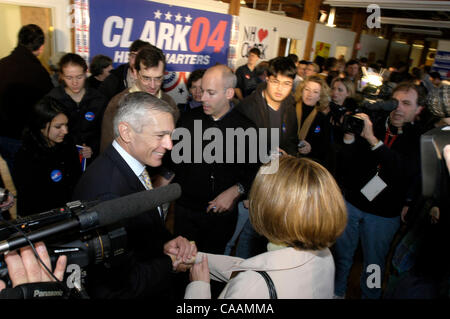 Oct 25, 2003; Concord, NH, Stati Uniti d'America; il generale Wesley Clark con i sostenitori al suo 2004 campagna presidenziale sede a Concord, New Hampshire. Foto Stock