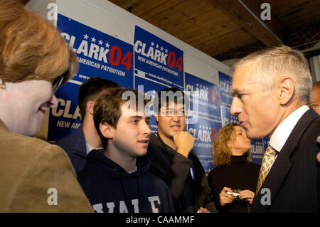 Oct 25, 2003; Concord, NH, Stati Uniti d'America; il generale Wesley Clark con i sostenitori al suo 2004 campagna presidenziale sede a Concord, New Hampshire. Foto Stock