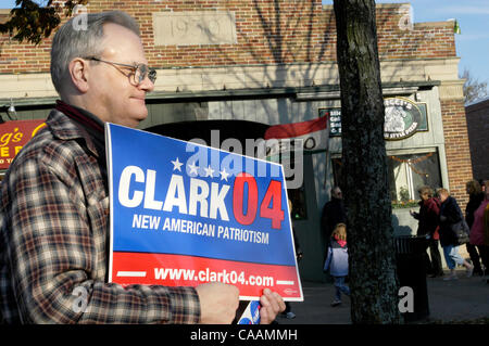 Oct 25, 2003; Concord, NH, STATI UNITI D'AMERICA; sostenitore del generale Wesley Clark per la sua 2004 campagna presidenziale presso il Keene, NH Festival di zucca. Foto Stock