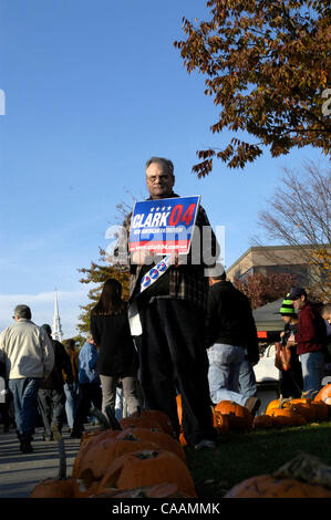 Oct 25, 2003; Concord, NH, STATI UNITI D'AMERICA; sostenitore del generale Wesley Clark per la sua 2004 campagna presidenziale presso il Keene, NH Festival di zucca. Foto Stock