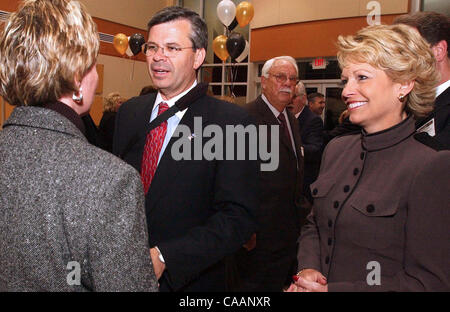 Dic 06, 2003 - Erlanger, Kentucky, Stati Uniti d'America - Kentucky governatore eletto ERNIE FLETCHER (c) con la moglie Glenna Fletcher (R) sono accolti come essi arrivano a un pre-inaugurazione reception per amici politici e lavoratori campagn. (Credito Immagine: © Ken Stewart/ZUMA Press) Foto Stock