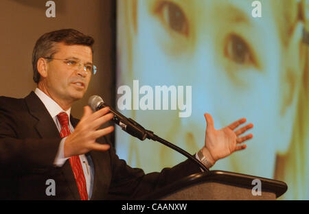 Dic 06, 2003 - Erlanger, Kentucky, Stati Uniti d'America - Kentucky governatore eletto ERNIE FLETCHER parla alla folla in un pre-inaugurazione reception per amici politici e lavoratori campagn. (Credito Immagine: © Ken Stewart/ZUMA Press) Foto Stock