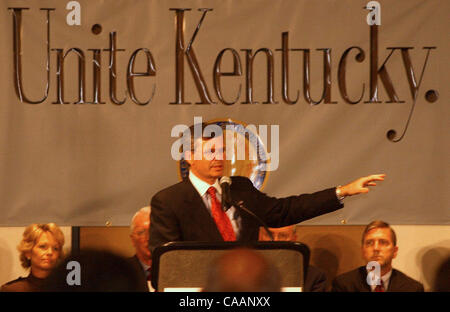 Dic 06, 2003 - Erlanger, Kentucky, Stati Uniti d'America - Kentucky governatore eletto ERINIE FLETCHER parla alla folla in un pre-inaugurazione reception per amici politici e lavoratori campagn. (Credito Immagine: © Ken Stewart/ZUMA Press) Foto Stock