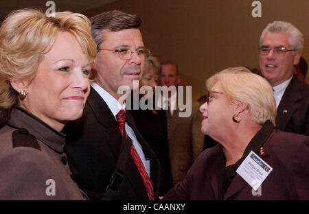 Dic 06, 2003 - Erlanger, Kentucky, Stati Uniti d'America - Campbell County progetto capitano GEORGA BROCK(R) ottiene una parola con il Kentucky governatore eletto ERNIE FLETCHER (C) come lui e sua moglie Glenna (L) Immettere la pre-inaugurazione reception per amici politici e lavoratori campagn. (Credito Immagine: © Ken Stewart/ZUMA Pre Foto Stock