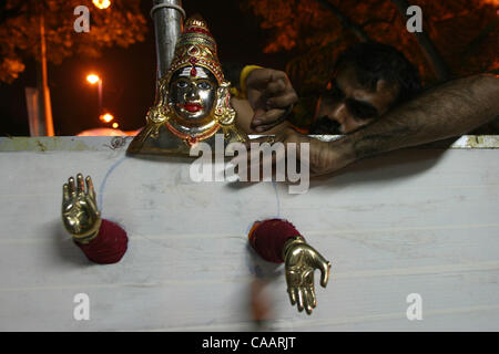 KUALA LUMPUR, Malesia Febbraio 4, 2004 veterano di 19 festival, Suresh, fissa efigy del Signore Muruga sulla base dell'Cavadi sullato vigilia di pilgramidge di Thaipusam festival, 4 febbraio. 2004. Trenta o più giorni di digiuno e di ore di rendere Cavadis richiedono efford e dedizione che culminano Foto Stock