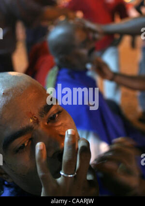 KUALA LUMPUR, Malesia, 5 febbraio 2004 come parte del suo voto rituale, 25 anni rasature Gunasegran dei suoi capelli e barba alla vigilia del festival di Thaipusam 4 febbraio. 2004. Trenta o più giorni di digiuno e di ore di rendere Cavadis richiedono efford e dedizione che culmina con pilgramidge. Ho Foto Stock