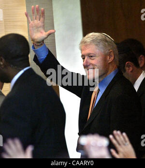 Boca Raton, FL; 10/26/04: l'ex Presidente Bill Clinton onde per la folla a B'Nai Torah martedì pomeriggio come egli lascia a seguito del suo discorso per il Senatore John Kerry e il Senatore John Edwards . Foto di acque Lannis/ Palm Beach post ..... Non per la distribuzione al di fuori di COX PAPER FUORI PALM BEA Foto Stock