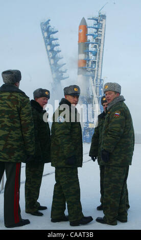 Il presidente della Russia Vladimir Putin (2-nd a sinistra) e il ministro della Difesa della Federazione Russa Sergey Ivanov (estrema destra) a Baikonur in Plesetsk. (Credito Immagine: © PhotoXpress/ZUMA Premere) Restrizioni: Nord e Sud America diritti solo! Foto Stock