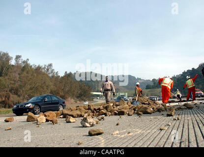 Il traffico è limitato a una corsia mentre gli equipaggi Caltrans ripulire il contenuto rimanente da un camion rovesciato su autostrada westbound 24 appena ad ovest del Caldecott in tunnel di Oakland, California, giovedì 6 febbraio 2004. (Dean Coppola/Contra Costa Times) Foto Stock