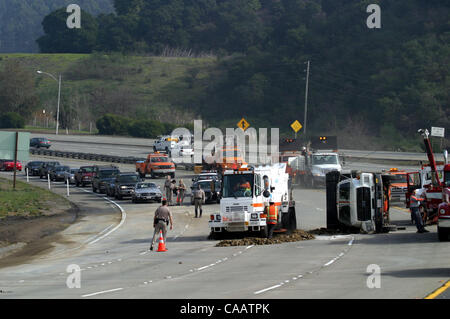 Attesa per domenica la pagina dei " commuters " Il traffico è limitato a una corsia mentre Caltrans e un carrello di traino lavoratori a destra di un veicolo (a destra) e pulire il suo contenuto che versato su autostrada westbound 24 appena ad ovest del Tunnel Caldecott a Oakland, in California giovedì 6 febbraio 2004. (Dean Coppola/Contra Costa Tim Foto Stock