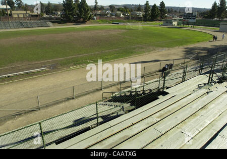 In Castro Valley in California, il Sabato, 31 gennaio 2004, il 45 anno vecchio stadio a Castro Valley High School è in cattive condizioni. Un organizzatore locale si sta tentando di sollevare da 2 a 3 milioni di dollari per riparare lo stadio. 1/31/04 (CONTRA COSTA TIMES/DOUG DURAN) CVFUNDS.jpg Foto Stock