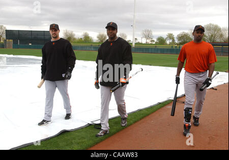 (L-R) San Francisco Giants' Dustan Mohr, Barry Bonds e Michael Tucker a piedi alla club house dopo Batting Practice durante lo spring training a Scottsdale Stadium il lunedì, 23 febbraio 2004 in Scottsdale, Arizona. (Contra Costa Times/Jose Carlos Fajardo) Foto Stock