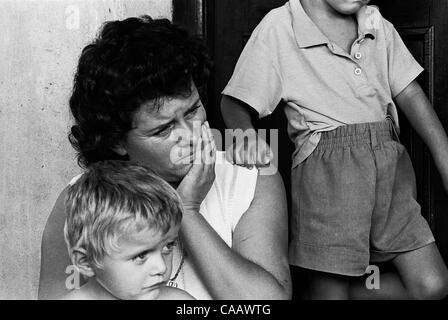 Il marito di una etnia donna albanese Krushe e Madhe è uno dei più di cento uomini che ancora manca e si presume sia morto. Foto Stock