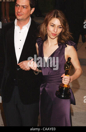 Feb 29, 2004; Los Angeles, CA, Stati Uniti d'America; Sofia Coppola e il suo compagno al 2004 Vanity Fair Oscar Party presso Morton's in West Hollywood. Foto Stock