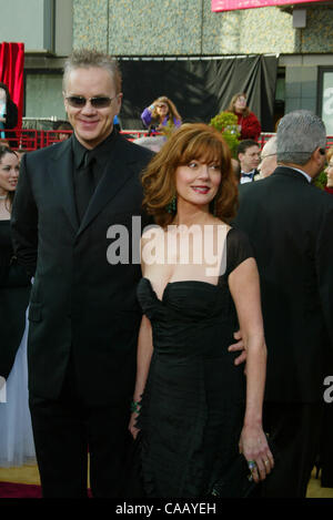 Feb 29, 2004; Hollywood, CA, Stati Uniti d'America; OSCARS 2004: attrice Susan Sarandon e il marito TIM ROBBINS arrivando al 76th annuale di Academy Awards tenutosi presso il Teatro Kodak. Foto Stock