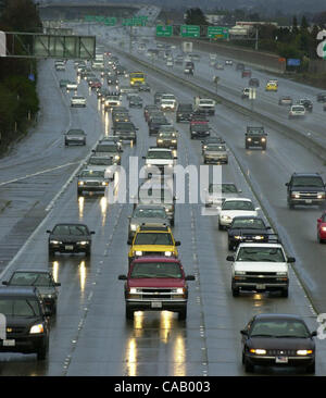 Il traffico su autostrada 680 durante il pomeriggio di commutare in un giorno di pioggia a Dublino, California, giovedì 26 febbraio 2004. 2/26/04 (CONTRACOSTA volte/DOUG DURAN) Commutare4.jpg Foto Stock