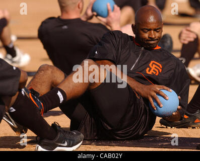 San Francisco Giants' Michael Tucker, #20, esercizi durante un allenamento primaverile di allenamento su Mercoledì, 25 febbraio 2004 in Scottsdale, Arizona. (Contra Costa Times/Jose Carlos Fajardo) Foto Stock