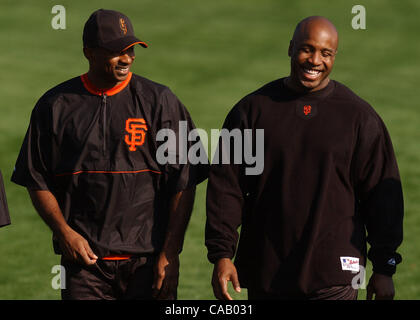 (L-R) San Francisco Giants' Michael Tucker, #20, e Barry Bonds, #25, condividere una risata durante un allenamento primaverile di allenamento su Mercoledì, 25 febbraio 2004 in Scottsdale, Arizona. (Contra Costa Times/Jose Carlos Fajardo) Foto Stock