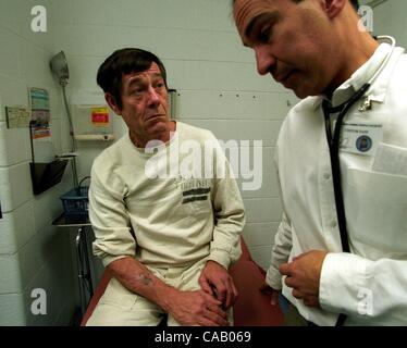 Mar 15, 2003 - Huntsville, AL, USA - ogni uomo in Alabama sistema carcerario noto per avere l AIDS è confinata a un convertito vecchio magazzino con alta, leaky soffitti e letti a castello così vicini che favoriscono l'infezione tra affetti da AIDS, condannati a calcare correzionali Facility. Più th Foto Stock