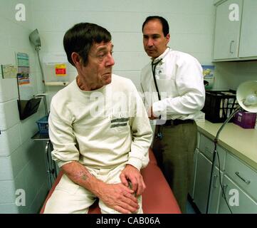 Mar 15, 2003 - Huntsville, AL, USA - ogni uomo in Alabama sistema carcerario noto per avere l AIDS è confinata a un convertito vecchio magazzino con alta, leaky soffitti e letti a castello così vicini che favoriscono l'infezione tra affetti da AIDS, condannati a calcare correzionali Facility. Più th Foto Stock