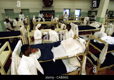 Mar 15, 2003 - Huntsville, AL, USA - ogni uomo in Alabama sistema carcerario noto per avere l AIDS è confinata a un convertito vecchio magazzino con alta, leaky soffitti e letti a castello così vicini che favoriscono l'infezione tra affetti da AIDS, condannati a calcare correzionali Facility. Più th Foto Stock