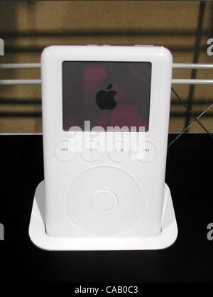 Mar 11, 2004; Los Angeles, CA, Stati Uniti d'America; Apple 40GB iPod Audio Jukebox - Ottenere il più caldo il player di musica digitale e potrai avere la tua musica preferita a portata di mano. L'iPod ha un disco rigido da 40 GB, e può contenere fino a 10.000 songsÑwhile pesa solo 6,2 once. Il display LCD retroilluminato, rotellina di scorrimento e il Foto Stock