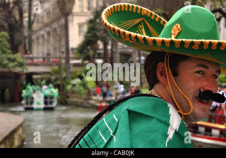 Mar 14, 2004; San Antonio, TX, US; Scott Spencer aggiunge un po' di San Antonio sapore per la festa di San Patrizio parata fluviale sul fiume a piedi. Spencer pompato fino alla folla da urlare, ÒViva la San PattyÕs giorno.Ó il fiume è stato tinto di verde e ridenominato "Il fiume Shannon' per la parata. Foto Stock