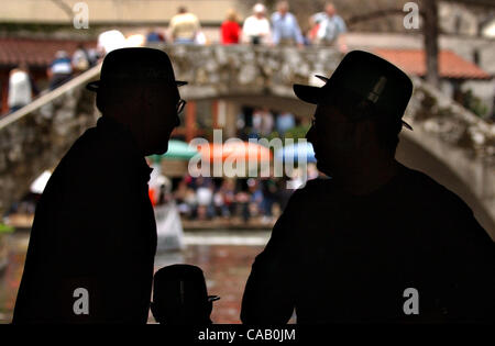 Mar 14, 2004; San Antonio, TX, noi piloti; scoppiata la loro parte superiore cappelli per la festa di San Patrizio parata fluviale sul fiume a piedi. Il fiume è stato tinto di verde e ridenominato "Il fiume Shannon' per la parata. Foto Stock