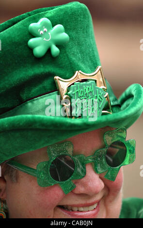 Mar 14, 2004; San Antonio, TX, noi; Judi settimane (CQ) scorre nella festa di San Patrizio fiume parade. Il fiume è stato tinto di verde e ridenominato "Il fiume Shannon' per la parata. Foto Stock