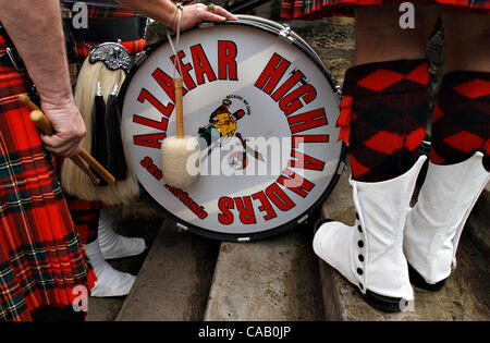 Mar 14, 2004; San Antonio, TX, noi; i montanari attendere per eseguire durante la festa di San Patrizio parata fluviale sul fiume a piedi. Il fiume è stato tinto di verde e ridenominato "Il fiume Shannon' per la parata. Foto Stock