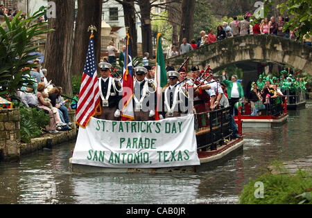 Mar 14, 2004; San Antonio, TX, noi; la festa di San Patrizio fiume Sfilata carri allegorici lungo il fiume a piedi. Il fiume è stato tinto di verde e ridenominato "Il fiume Shannon' per la parata. Foto Stock