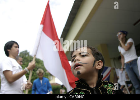 JAKARTA, Indonesia Marzo 15, 2004 Nuova Zelanda Scuola internazionale seconda celebrazione dell anniversario. Gli studenti in costume tradizionale e eseguita Kappa danza Hakka. Foto di negare/JiwaFoto Foto Stock