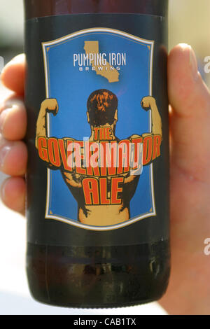 Mar 30, 2004; Laguna Beach, CA, Stati Uniti d'America; il nuovo governatore della California Arnold Schwarzenegger ha avuto il suo avvocato del vigore il Portland Brewing Company di cessare la produzione del 'Governator' Ale. La previsione di perdita annua è stato varato solo pochi mesi fa con un etichetta che mostra un cartone animato della ex Mr universo in una forte Foto Stock