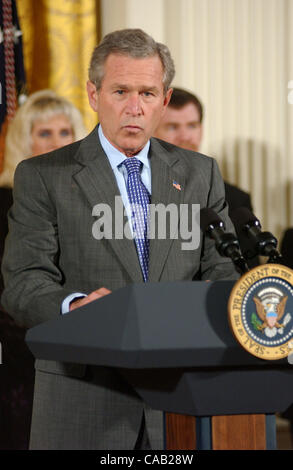 Apr 01, 2004; Washington, DC, Stati Uniti d'America; il Presidente George W Bush dà una conferenza stampa prima di firmare i nascituri vittime di violenza in atto di 2004 nella Sala Est della Casa Bianca il 1 aprile 2004. Foto Stock